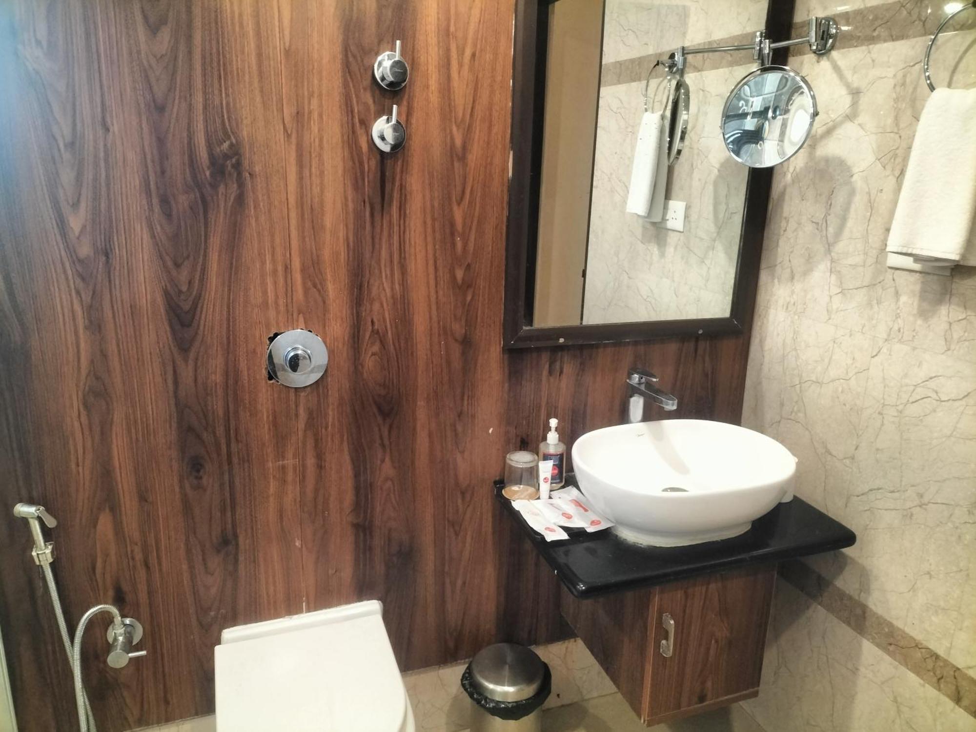 Zip By Spree Hotels Surabi International ヴェールール エクステリア 写真