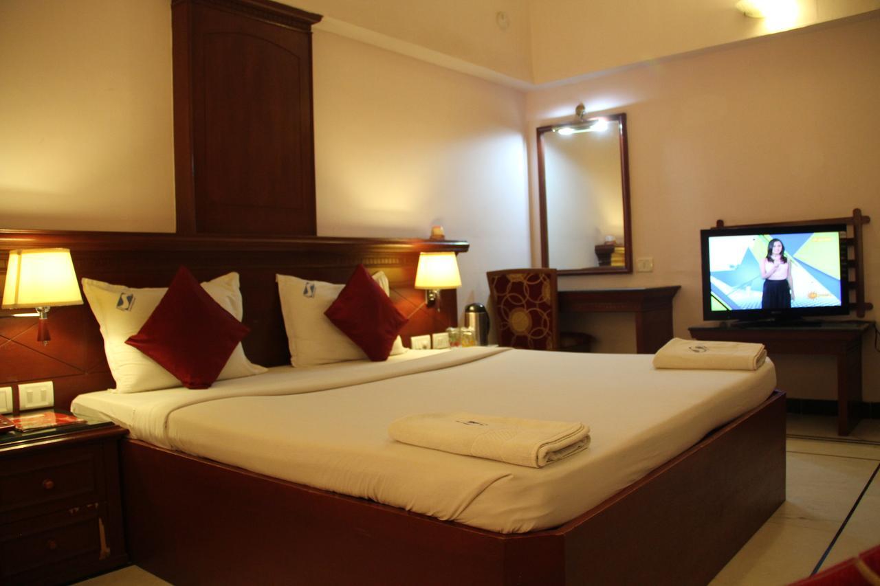 Zip By Spree Hotels Surabi International ヴェールール エクステリア 写真